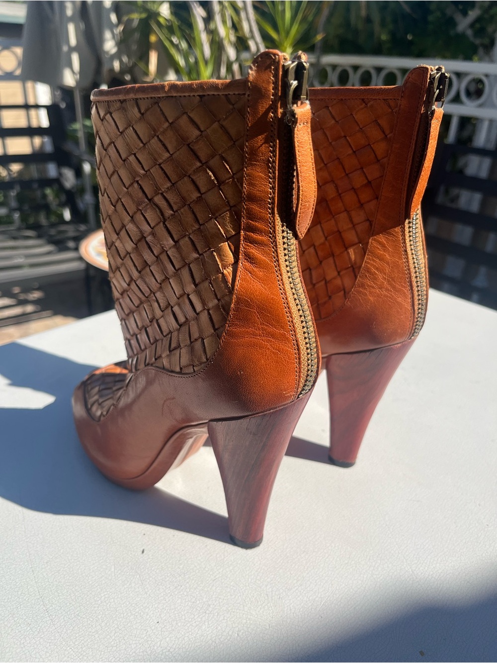 UGG Collection Onorina Leather Woven open toe  - Sz 6 - Picture 2 of 5